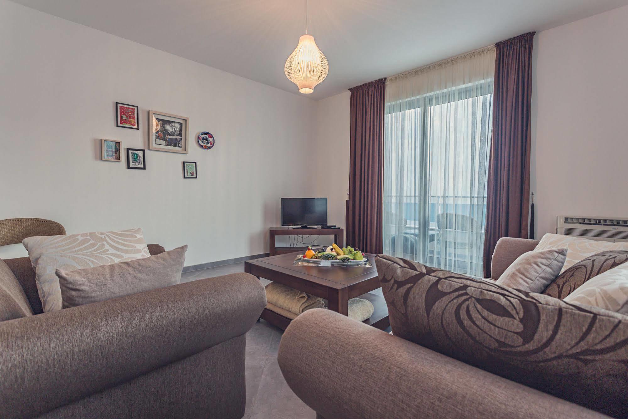 Love Live Hotel Sutomore Exteriör bild